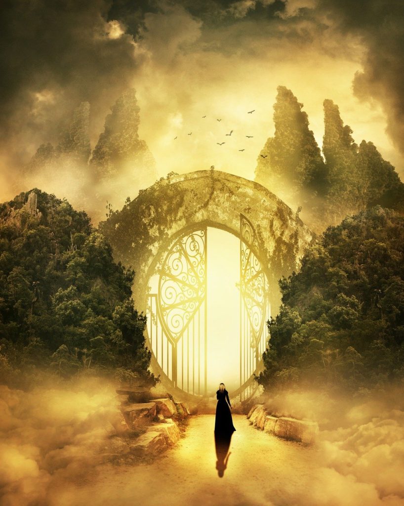 mystisches Bild eines Tores in eine phantastische Welt zwischen zwei bewaldeten Bergen, durch das eine Frau hindurchschreitet