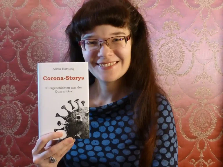 Foto der Autorin Alicia Hartung, die ein Examplar von "Corona-Storys: Kurzgeschichten aus der Quarantäne" in der Hand hält